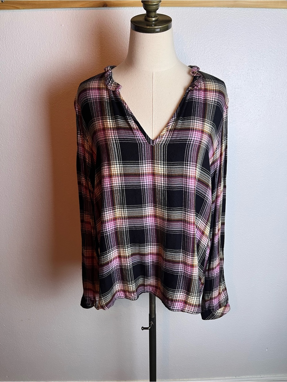 Anthropologie cloth & stone Plaid V-Neck Long Sleeve Black, Pink & Cream Flannel